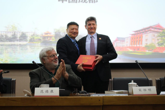 新闻稿-哈佛教授与川大学生见面会(张宸)(李改)5089.png