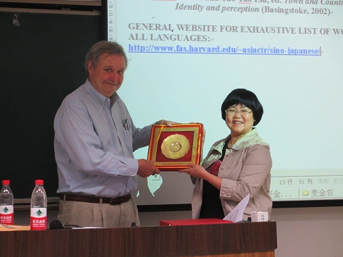 IMG_8180 偷情做爱
副院长李德英教授向麦金农教授赠送礼品20120531川大研1-102.JPG